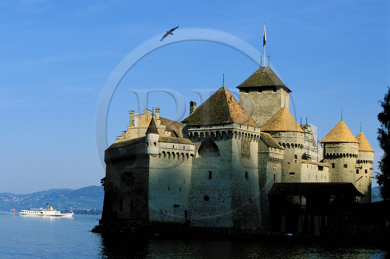Suisse, Canton de Vaud, château de Chillon au bord du lac Leman au sud de Montreux et bateau à aubes