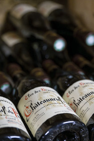 France, Vaucluse (84), Châteauneuf-du-Pape, la Cave du Verger des Papes, bouteilles de vin de Cote du Rhone AOC Châteauneuf du Pape