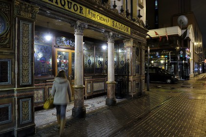 Royaume-Uni, Irlande du Nord, Belfast, le Crown Liquor Saloon fondé en 1826 est le seul pub à faire partie du National Trust (Monuments Historiques)