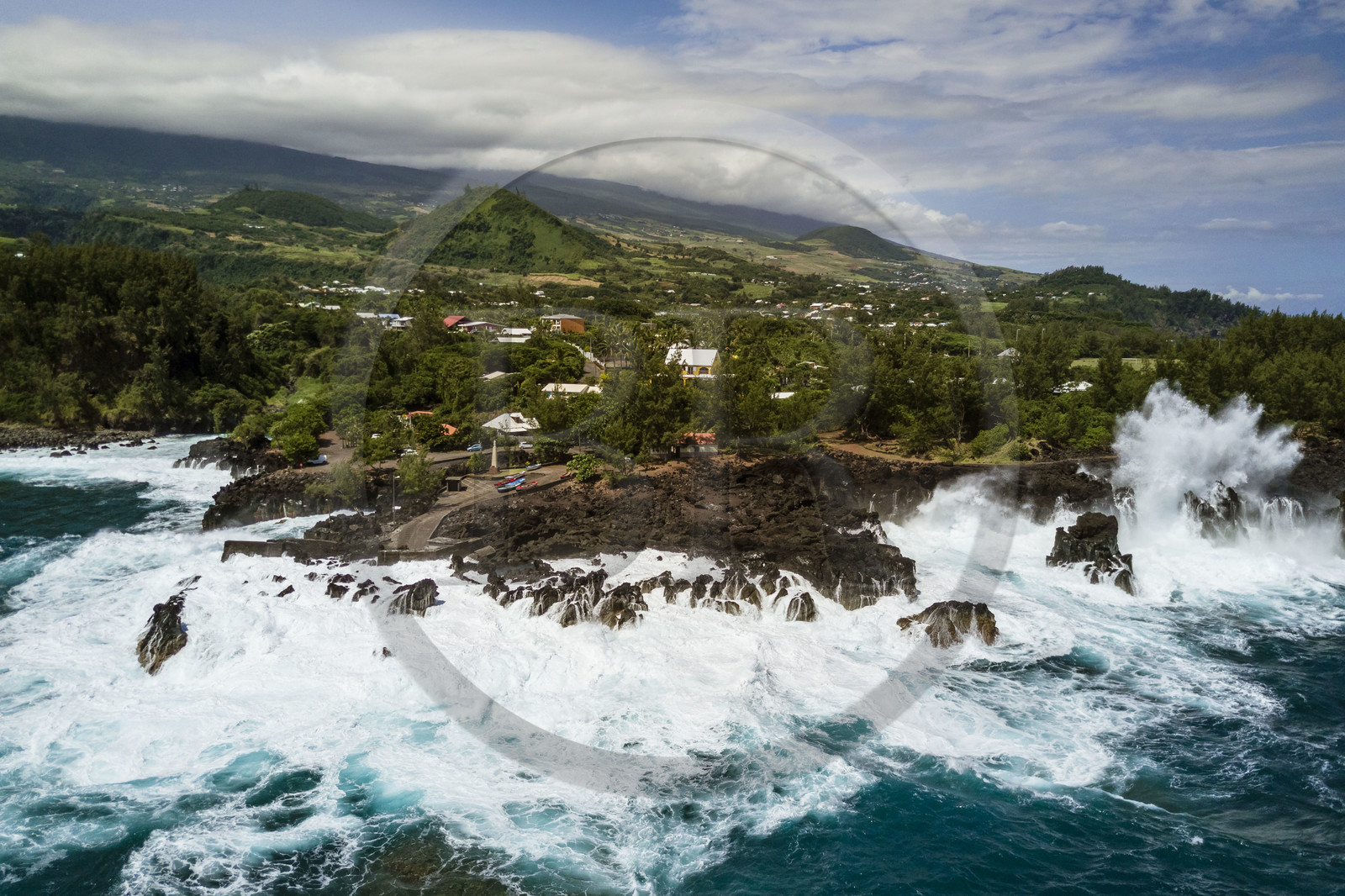 France, Ile de la Reunion, Saint-Joseph, le petit port de la Marine de Langevin dans un couloir naturel de roche basaltique issue d'une ancienne coulée de lave qui a permis l'installation d'un débarcadère (vue aérienne)