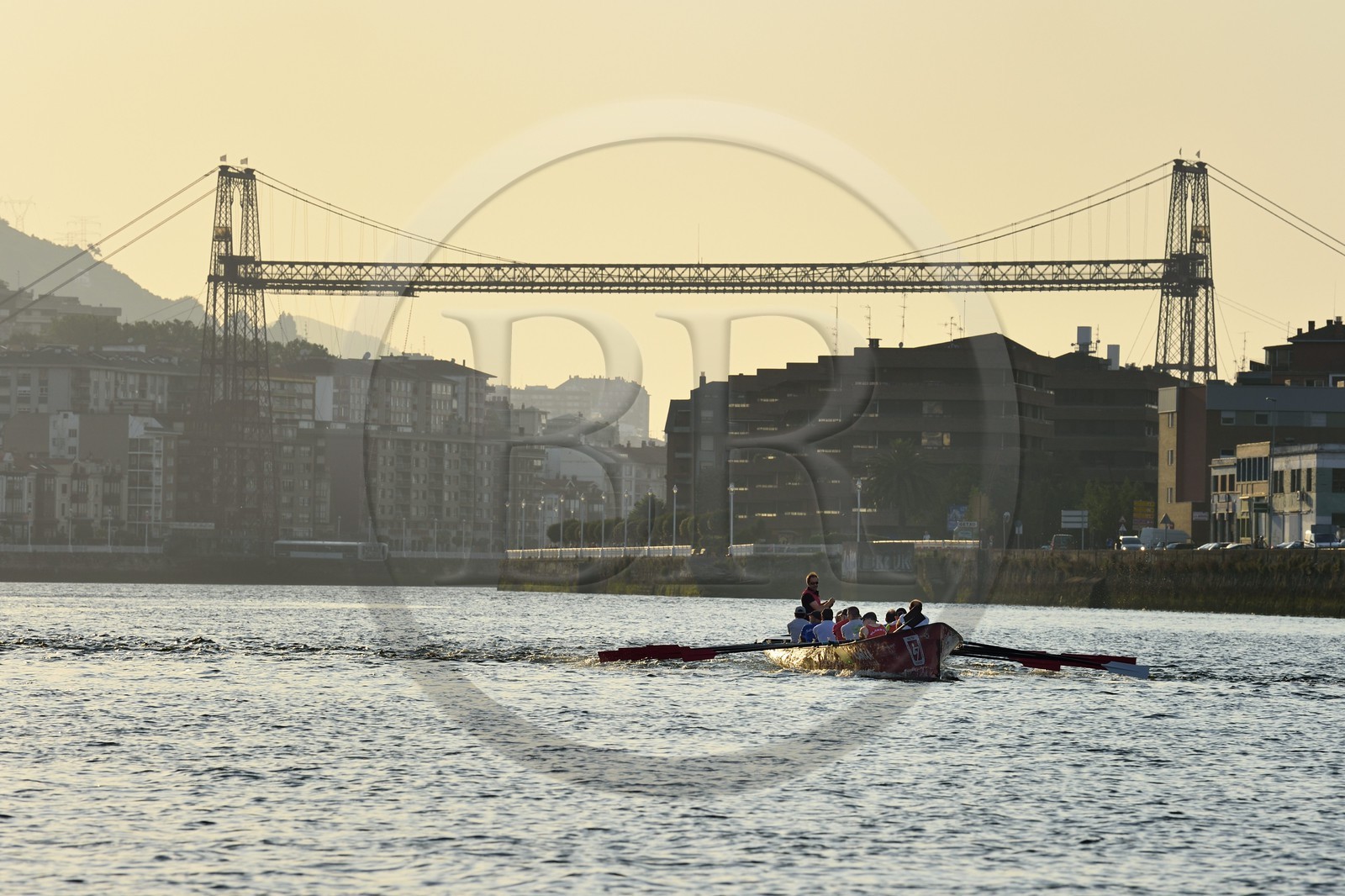 Espagne, Pays basque espagnol, Biscaye, Bilbao, pont transbordeur de Biscaye sur le fleuve Nervion, reliant les deux villes de Portugalete et Getxo, classé Patrimoine Mondial de l'UNESCO, et un entrainement d'aviron, sport très populaire dans la région