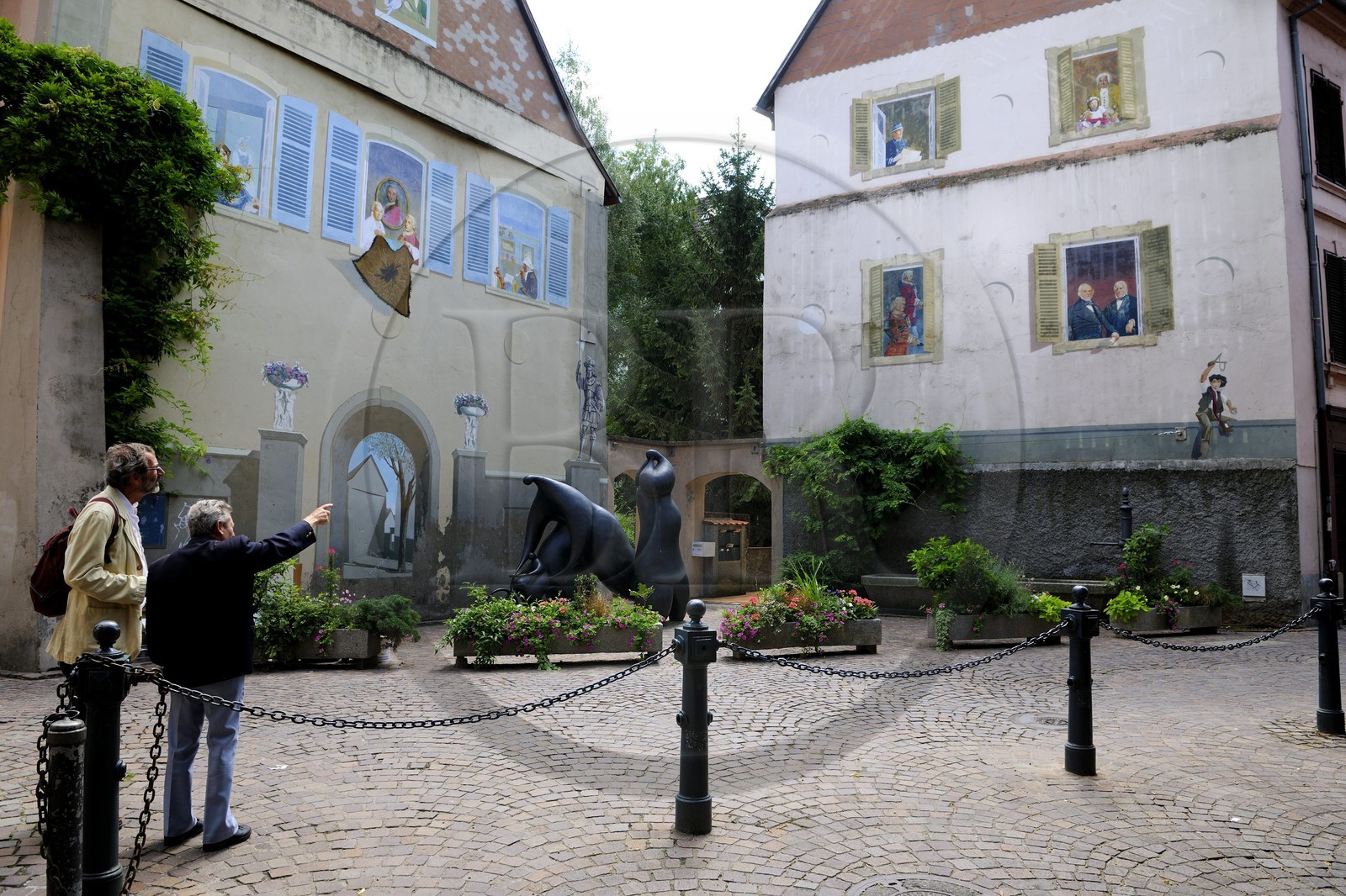 France, Haut-Rhin (68), Mulhouse, mur peint de personnages historiques cour des chênes