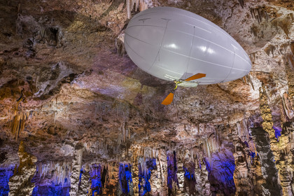 France, Gard (30), Méjannes-le-Clap, grotte de La Salamandre, découverte de la grotte en Aéroplume®, un ballon dirigeable individuel gonflé à l'hélium qui permet de s'envoler en battant des ailes
