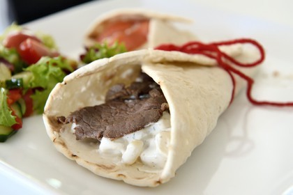 Suède, Comté de Vasterbotten, Umea, le Vasterbotten museum de Gammlia, le suovas, sandwich de renne fumé et salade de pomme de terre, plat typique du peuple indigène Sami