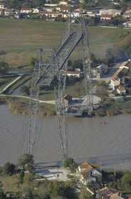France, Charente-Maritime (17), Rochefort, le pont transbordeur de Rochefort (aussi appelé de Martrou) de l’ingénieur et constructeur Ferdinand Arnodin sur le fleuve Charente (vue aérienne)