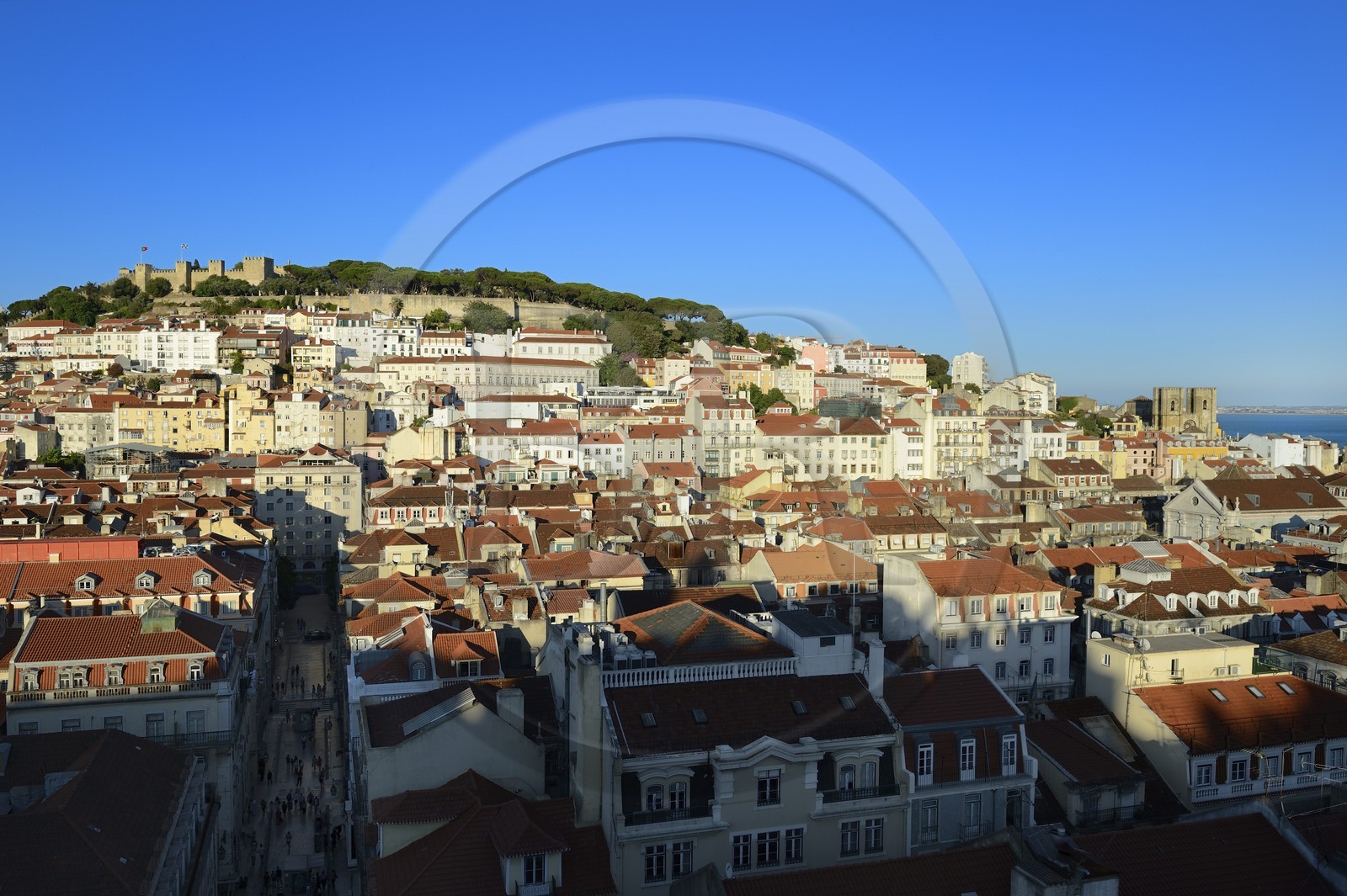 Portugal, Lisbon, city ​​view from the elevador (elevator) de Santa Justa and the Castelo Sao Jorge (Castle of St. George) on the Alfama hill, the rua Santa Justa in the foreground