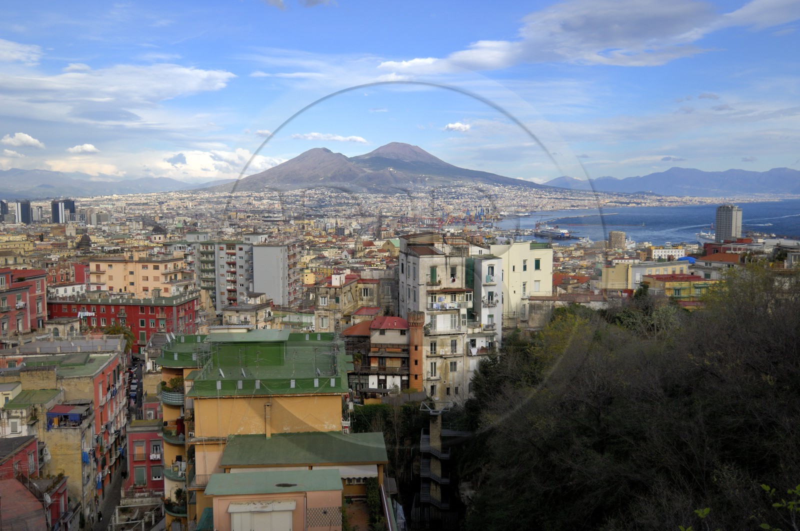 Italie, Campanie, Naples, centre historique classé Patrimoine Mondial de l'UNESCO, vue sur la ville et le Vésuve en arrière-plan