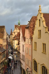 France, Haut-Rhin (68), Colmar, maisons à pignons et maisons à pans de bois dans la Grand Rue avec des décorations de Noël