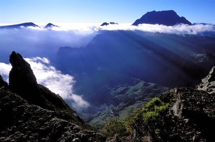 France, île de la Réunion, îlet la Nouvelle dans le cirque de Mafate, classé Patrimoine Mondial de l'UNESCO dominé par Piton des neiges depuis le Piton Maido