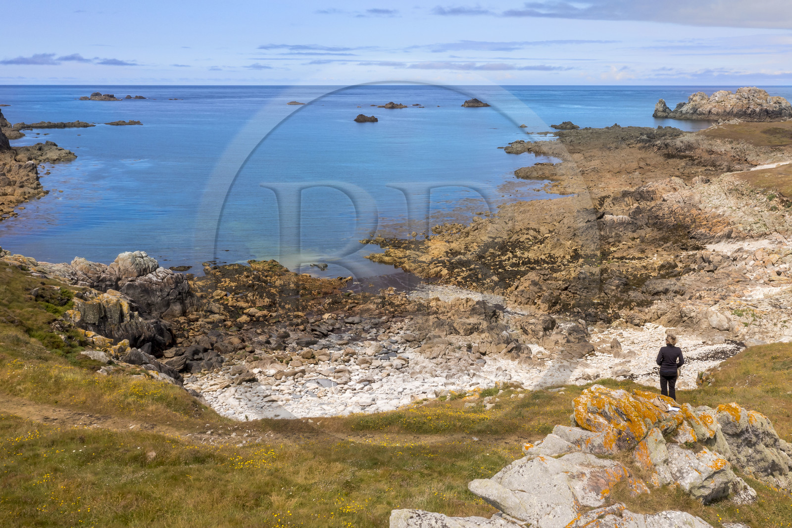 France, Finistère (29), Mer d'Iroise, Ile d'Ouessant, randonneur sur le chemin cotier de la cote dechiquetée et les rochers de la cote Nord (vue aérienne)