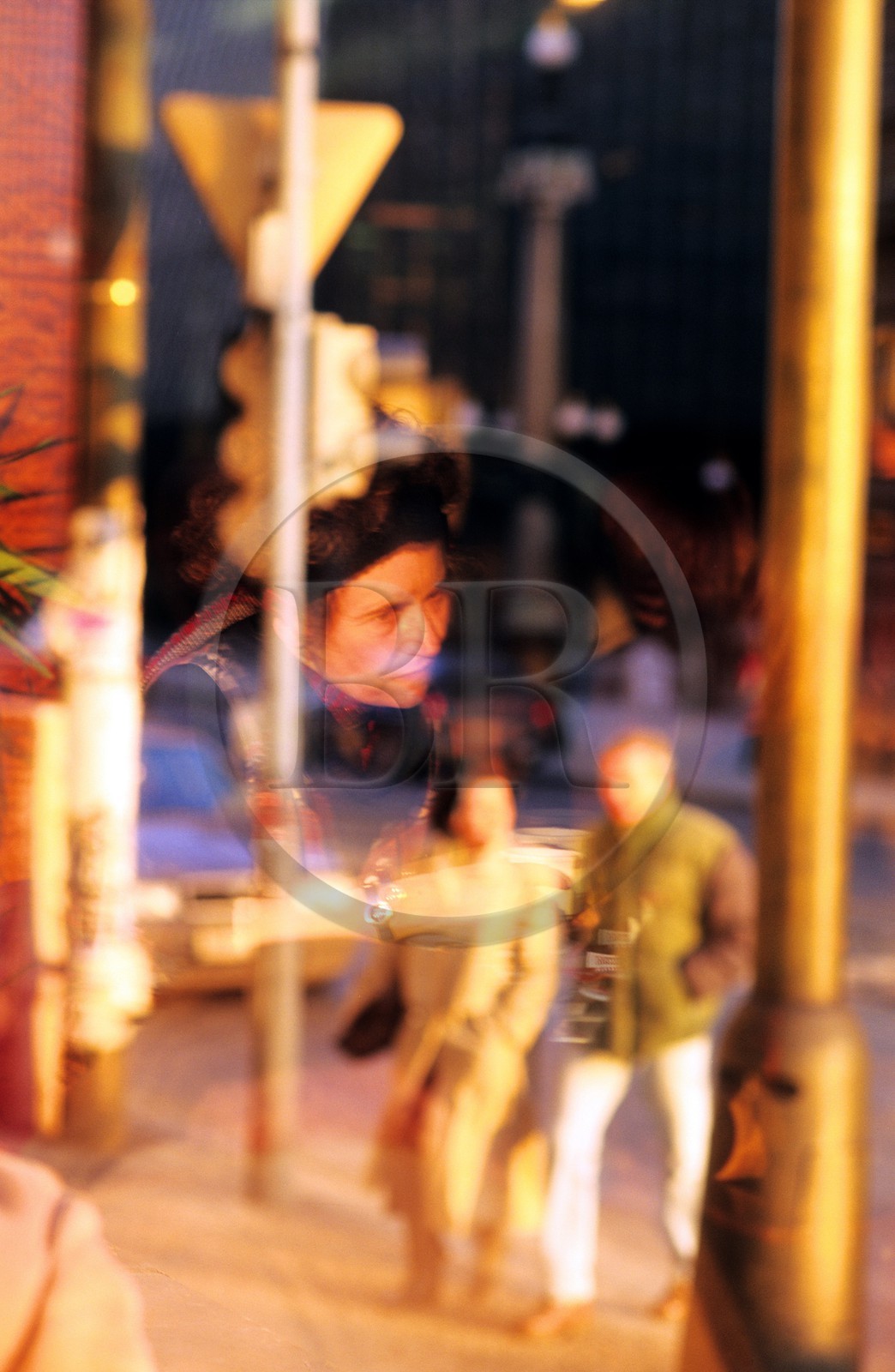 République Tchèque, Prague, le café Slavia (ex fief de la dissidence) sur le quai de la Vtlava