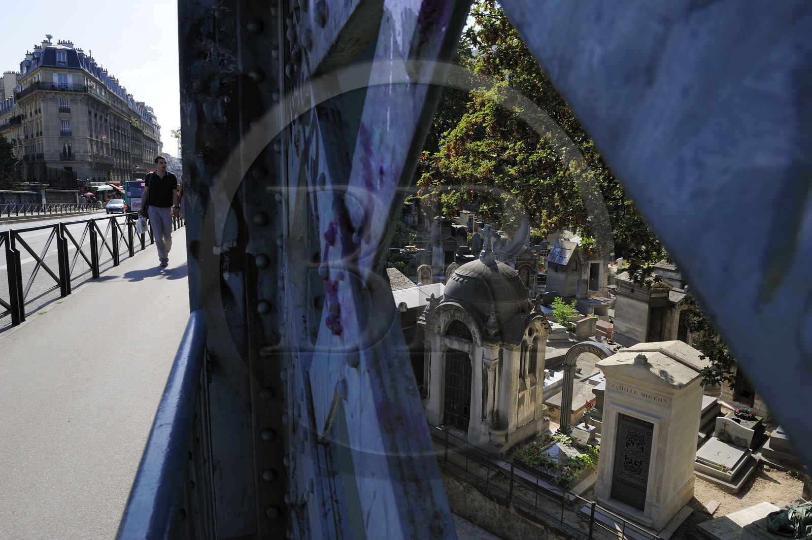 France, Paris (75), le cimetière de Montmartre sous le pont de la rue Caulaincourt