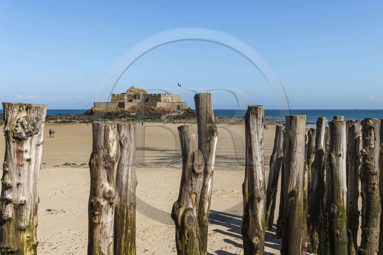 France, Ille et Vilaine, Cote d'Emeraude (Emerald Coast), Saint Malo, Fort National designed by Vauban and built by Siméon Garangeau from 1689 to 1693, Eventail beach at low tide with its wooden breakwaters