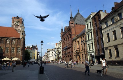 Poland, Kujavia-Pomerania, city of Torun, the town hall' s clock and the Meissner Palace on the Market Square in the old town