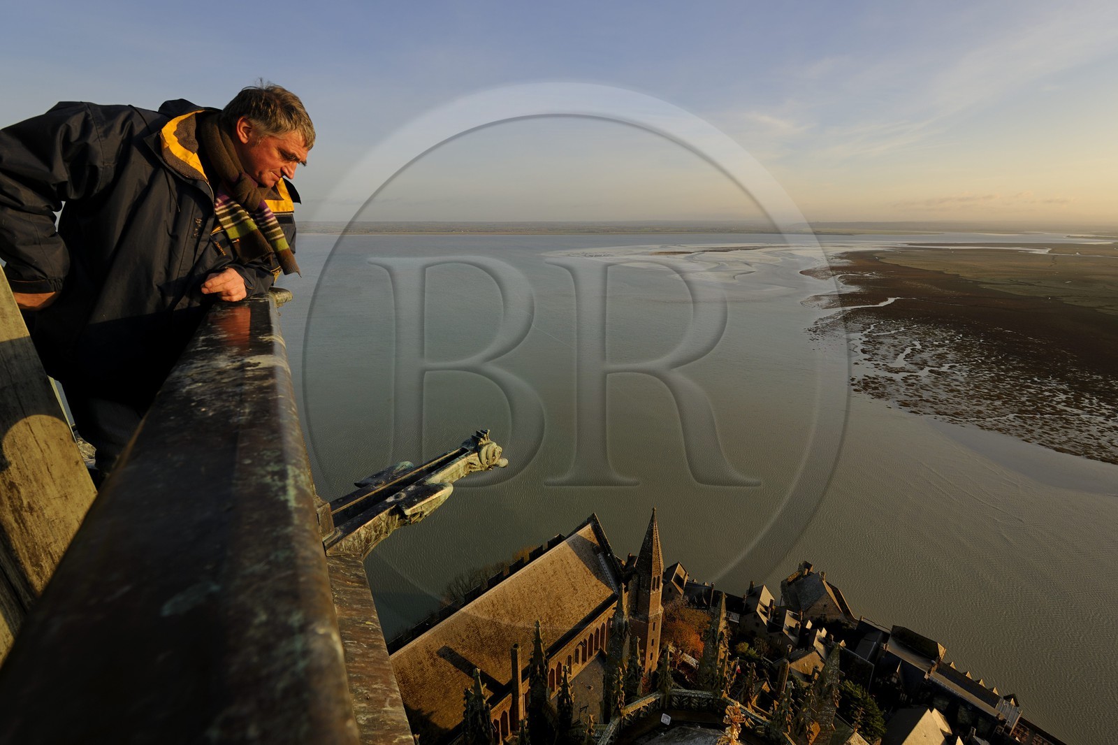 France, Manche (50), Mont-Saint-Michel, classé Patrimoine Mondial de l'UNESCO, monsieur Antoine Bacchiarotti observant le chevet et la baie vus depuis la flèche à l'aube