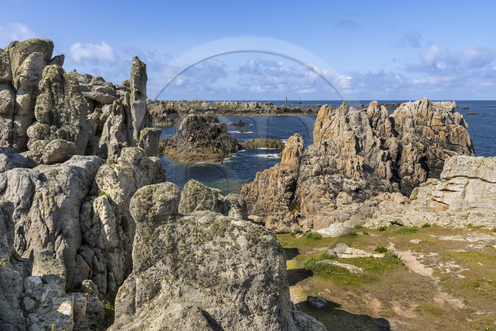 France, Finistère (29), Mer d'Iroise, Ile d'Ouessant, rochers façonnés par les tempêtes au pied du phare du Créac’h (vue aérienne)