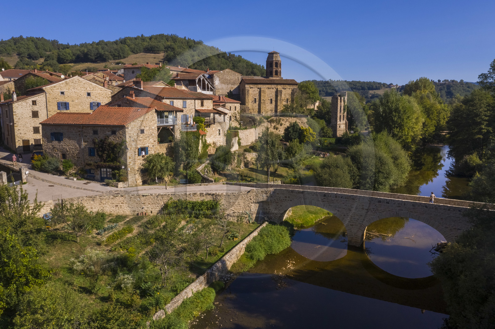 France, Haute-Loire (43), Lavaudieu, labellisé Les Plus Beaux Villages de France, l'Abbaye Saint-André de style roman auvergnat et le vieux pont sur la Senouire (vue aérienne)