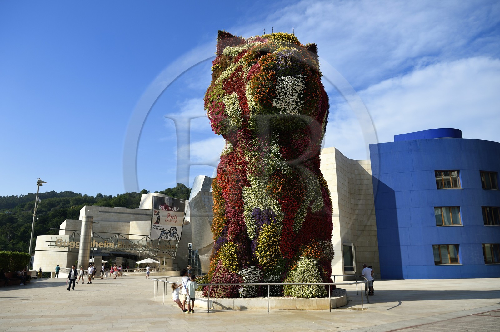 Espagne, Pays basque espagnol, Biscaye, Bilbao, parvis du musée Guggenheim de l'architecte Frank Gehry avec une sculpture de plus de 12 mètres de haut de l'artiste américain Jeff Koons intitulée Puppy