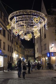 France, Bas-Rhin (67), Strasbourg, vieille ville classée au Patrimoine Mondial de l’UNESCO, luminaire de Noël accroché à l'angle de Grand Rue et de rue du Fossé des Tanneurs