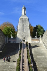 France, Meuse (55), Verdun, Monument à la Victoire de l'architecte Léon Chesnay, crypte commémorative dans laquelle sont conservés les fichiers des soldats titulaires de la médaille de Verdun, statue de guerrier franc au sommet