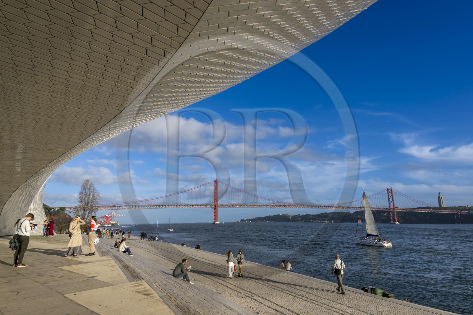 Portugal, Lisbonne, quartier de Belem, MAAT (Musée d'Art, Architecture et Technologie ou Museu de Arte, Arquitetura e Tecnologia) sur les bords du Tage, inauguré en 2016 et conçu par l'architecte britannique Amanda Levete, le pont Ponte 25 de Abril en arrière plan