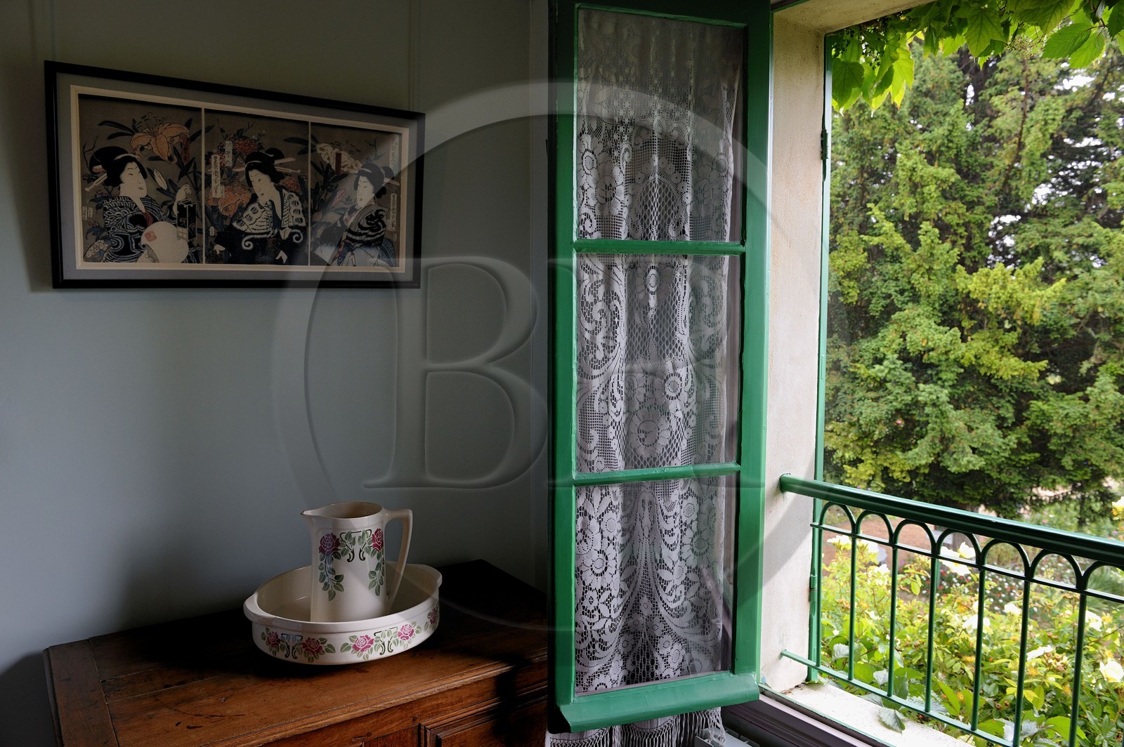 France, Eure (27), Giverny, la maison de Claude Monet, fenêtre sur jardin et sa collection d'estampes japonaises