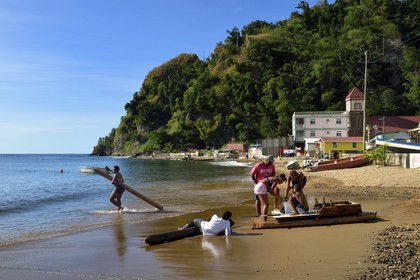 Caraïbes, Ile de la Dominique, baie de Soufrière, groupe d'enfant au retour de pêche  sur la plage de Soufrière