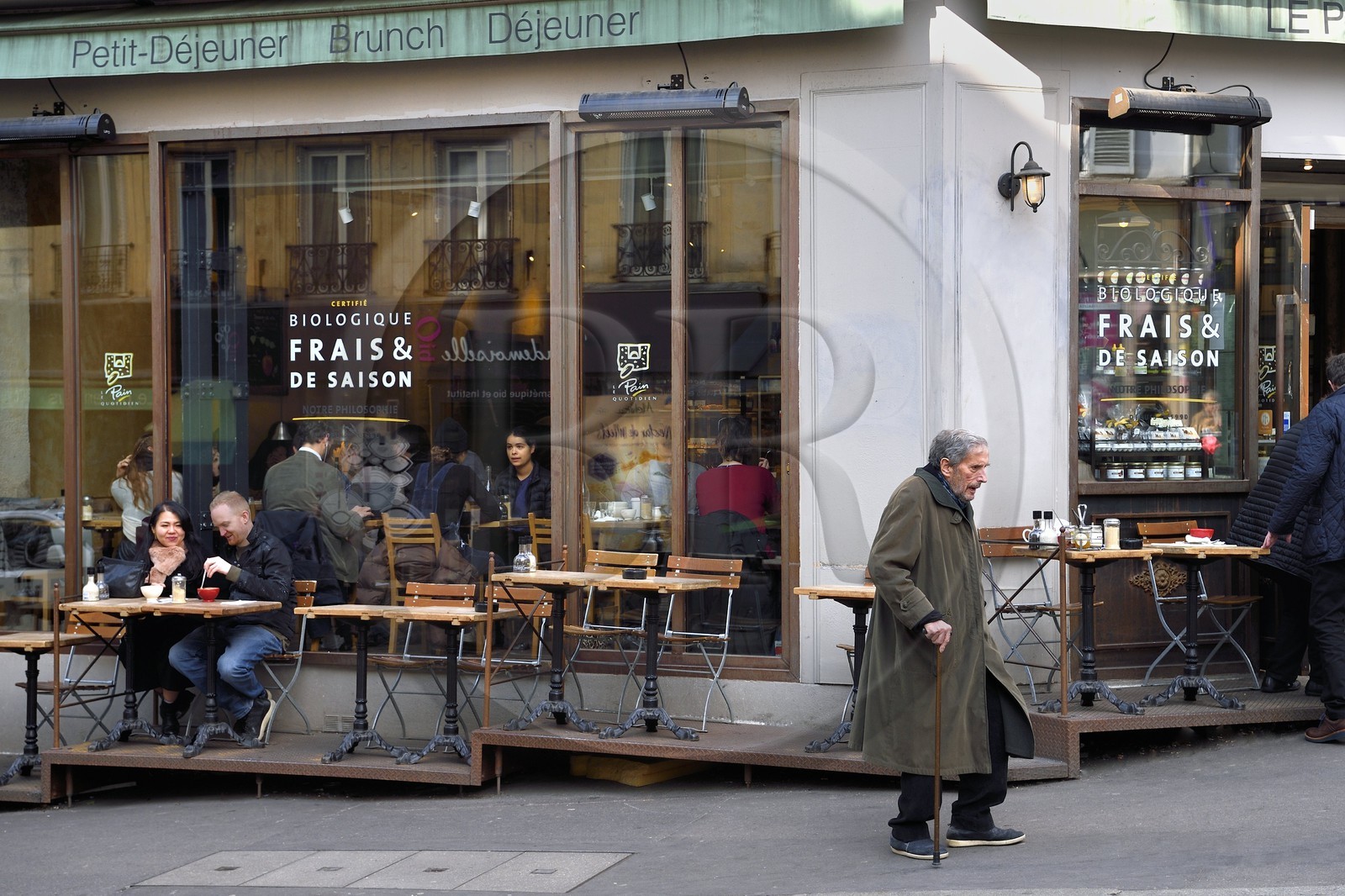 France, Paris (75), Montmartre, terrasse de Café Bio rue Lepic, vieil homme
