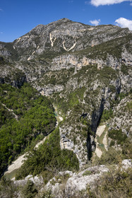 France, Alpes-de-Haute-Provence (04), parc naturel régional du Verdon, Gorges du Verdon, vue sur le Verdon et la Brèche Imbert depuis le belvédère du balcon de la Mescla où les eaux du fleuve se mèlent à son affluent l'Artuby