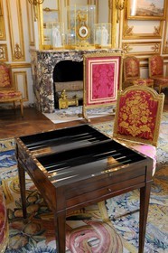 France, Yvelines (78), château de Versailles, classé Patrimoine Mondial de l'UNESCO, appartement privé du Roi, salon des jeux de Louis XVI, table de tric-trac