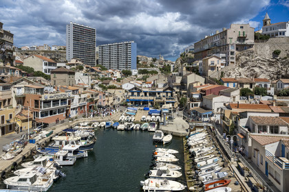 France, Bouches-du-Rhône (13), Marseille, quartier d'Endoume, le Vallon des Auffes et son petit port de pêche, restaurant Chez Fonfon et Notre-Dame de la Garde en arrière plan