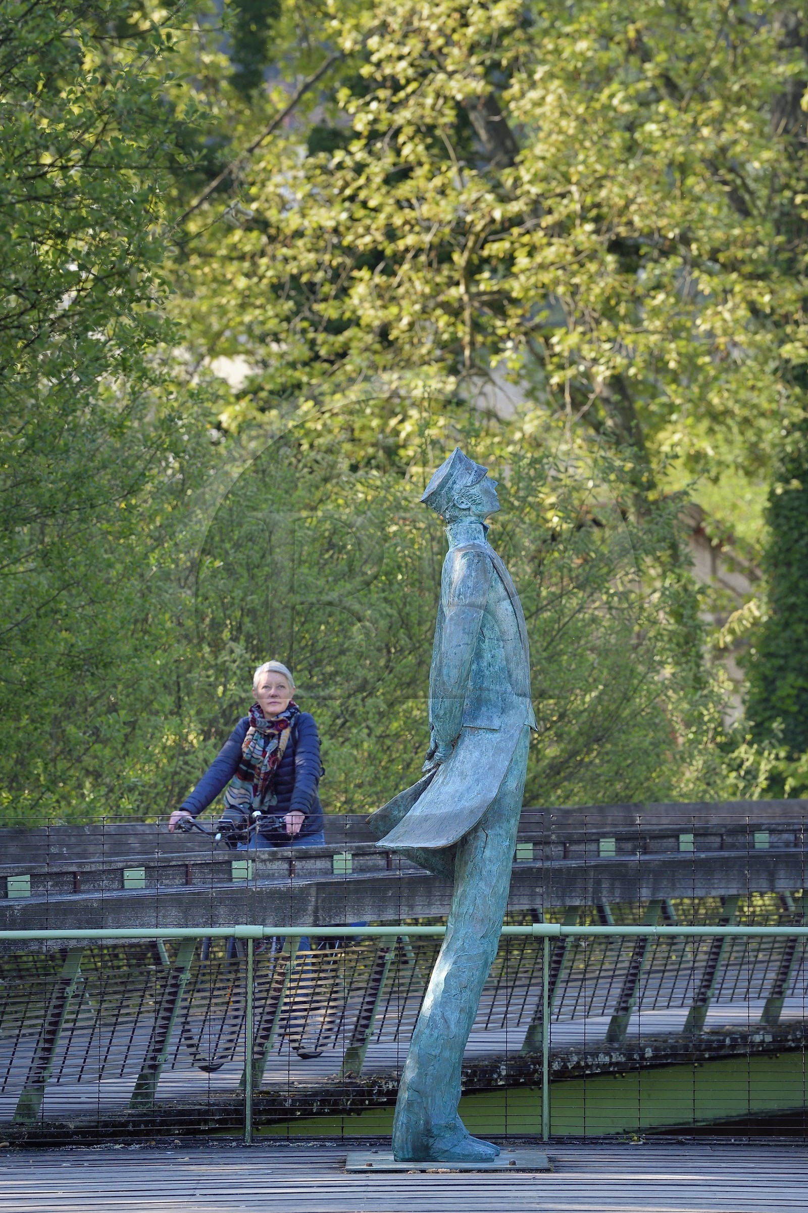 France, Charente (16), Angoulême, Corto Maltese, sculpture en bronze de Luc et Livio Benedetti, sur la passerelle Hugo Pratt au dessus de la Charente qui relie les batiments de la Cité internationale de la bande dessinée et de l’image (CIBDI)