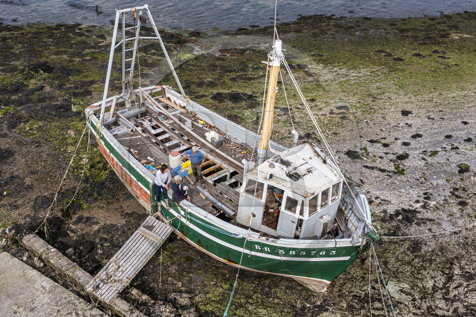 France, Finistère (29), Pays des Abers, port de Saint-Pabu sur l'Aber Benoit, chantier de construction navale Bégoc spécialisé dans la restauration de bateau en bois, dragueur en bois des années 60 specialement conçu pour la famille Madec pour l'ostréiculture (vue aérienne)
