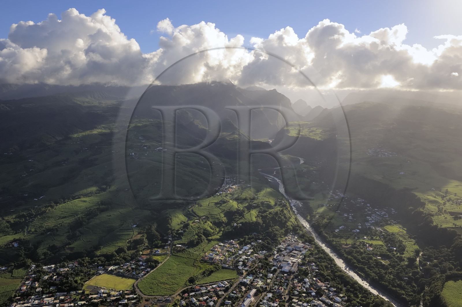 France, île de la Réunion, côte Nord-Est entre Sainte-Suzanne et Saint-André, champs de cannes à sucre et les Gorges de la rivière du Mât qui mènent au Cirque de Salazie, classé Patrimoine Mondial de l'UNESCO (vue aérienne)