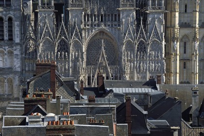 France, Seine-Maritime (76), Rouen, facade sud de la cathédrale Notre-Dame de Rouen dépassant des toits de la vieille ville