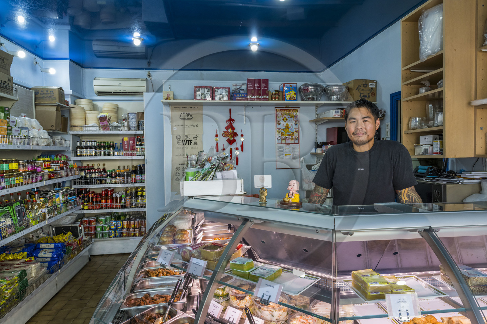 France, Côte-d'Or (21), Dijon, zone classée Patrimoine Mondial de l'UNESCO, quartier des halles centrales, traiteur et épicerie asiatique Mandarin Quentin