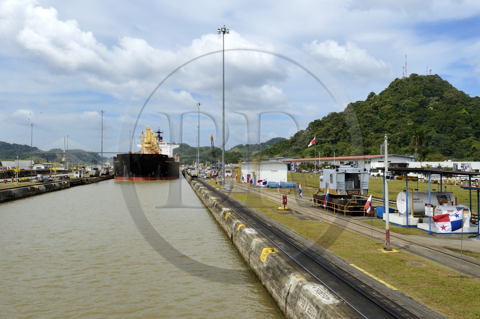 Panama, Canal de Panama, écluses de Pedro Miguel, mules mécaniques ou locomotives électriques guidant un cargo Panamax entre les murs de l'écluse