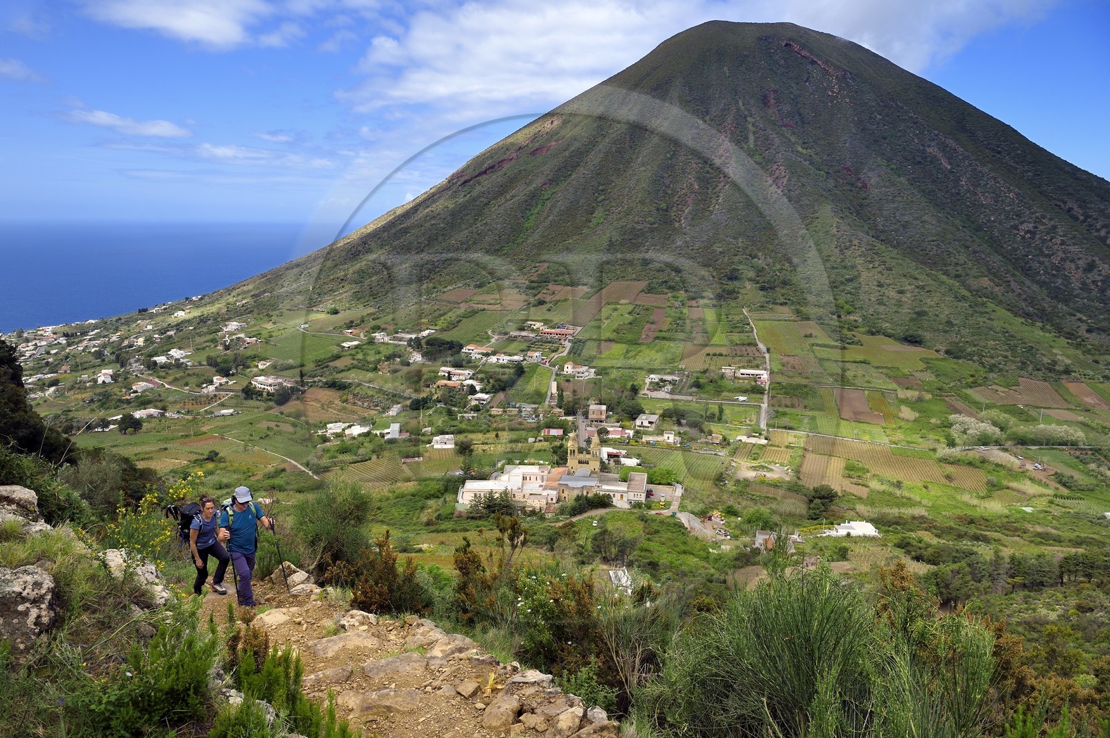 Italie, Sicile, iles Eoliennes, classées Patrimoine Mondial de l'UNESCO, Ile de Salina, randonneurs dans l'ascension du Monte Fossa delle Felci et le Monte dei Porri en arrière plan