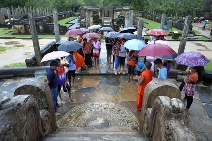 Sri Lanka, province du Centre-Nord, Polonnaruwa, l'ancienne capital du pays (XIe au XIIIe siècle) est classée au Patrimoine Mondial de l'UNESCO, terrasse de la relique de la dent, Vatadage (chambre des reliques), pierre de lune en demi-cercle (sandakada pahana)