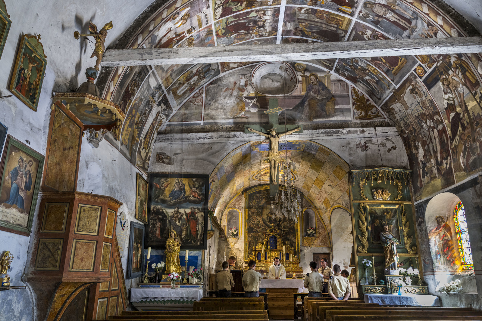 France, Hautes Alpes (05), Nevache, village de Plampinet, interieur de l'église Saint Sebastien, fresques murales du XVIe siecle, des scouts d'Europe, clan Saint Vincent de Paul, célèbrent une messe