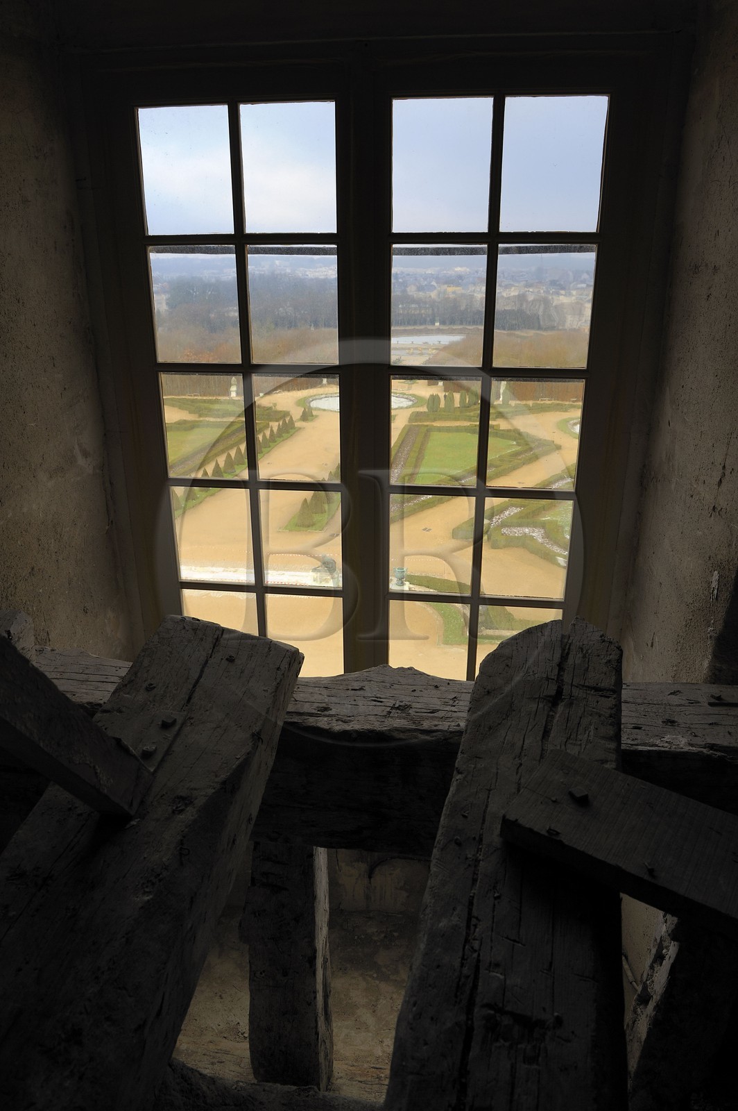 France, Yvelines (78), château de Versailles, classé Patrimoine Mondial de l'UNESCO, la perspective Nord vue depuis les combles au dessus de la Galerie des Glaces