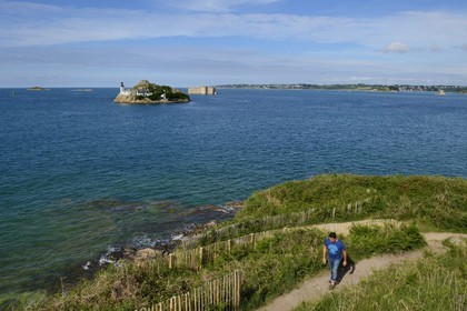 France, Finistère (29), baie de Morlaix, Carantec, maison-phare de l'Ile Louet et le château du Taureau construit par Vauban au XVIIe siècle depuis la plage de la Pointe de Penn al Lann