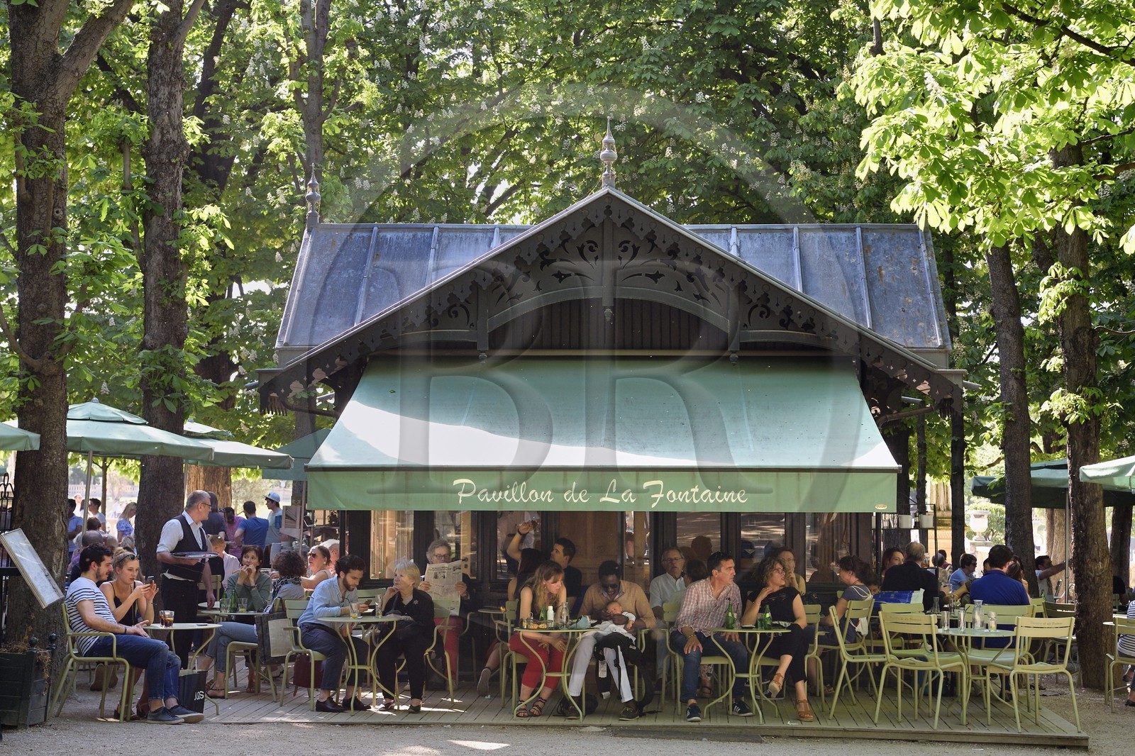 France, Paris (75), les jardin du Luxembourg, terrasse du café Pavillon de la Fontaine dans le parc
