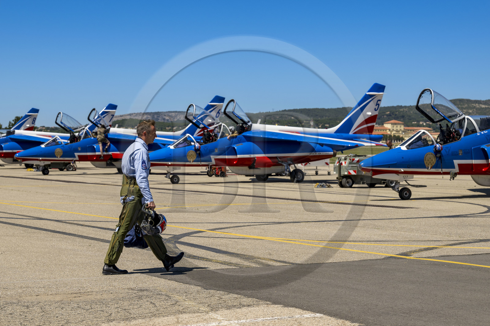 France, Bouches-du-Rhône (13), Salon-de-Provence, base aerienne 701, base de la Patrouille de France (PAF pour Patrouille acrobatique de France) de l'Armée de l'air et de l'espace française, départ des pilotes équipés d'une tenue anti-G après le briefing pour rejoindre les avions alphajet sur le tarmac et effectuer le vol d'entrainement