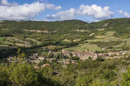 France, Aveyron (12), Causses et les Cévennes, paysage culturel de l'agro-pastoralisme méditerranéen, classés Patrimoine Mondial de l'UNESCO, Sainte-Eulalie-de-Cernon sur la route de Saint-Jacques-de-Compostelle