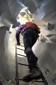 France, Haute-Loire (43), Le Puy-en-Velay, étape classée Patrimoine Mondial de l'UNESCO dans le cadre des chemins de Compostelle, échelle qui termine l'escalier intérieur de la statue de Notre-Dame de France (de 1860) au sommet du Rocher Corneille