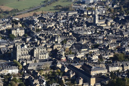 France, Manche (50), Avranches, l'église Notre-Dame-des-Champs et la Basilique Saint-Gervais en arrière plan (vue aérienne)