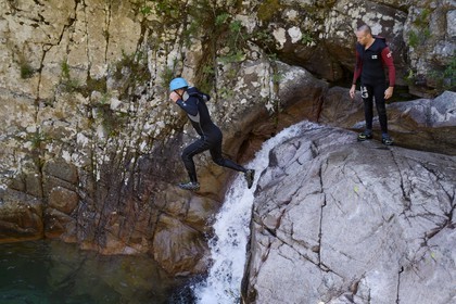 France, Corse-du-Sud (2A), Alta Rocca, Bavella, canyoning dans le torrent de Polischellu