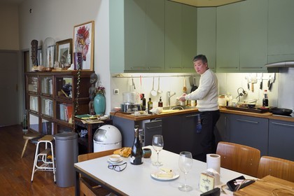 France, l'artiste peintre Xiao Fan Ru dans son atelier des Lilas près de Paris