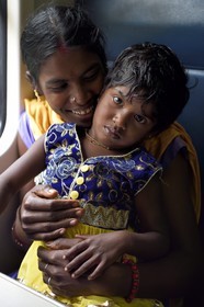 Sri Lanka, Province d'Uva, trajet en train dans la région montagneuse de la culture du thé entre Hatton et Ella, passagers du train vers Ambewela, mère et sa fille